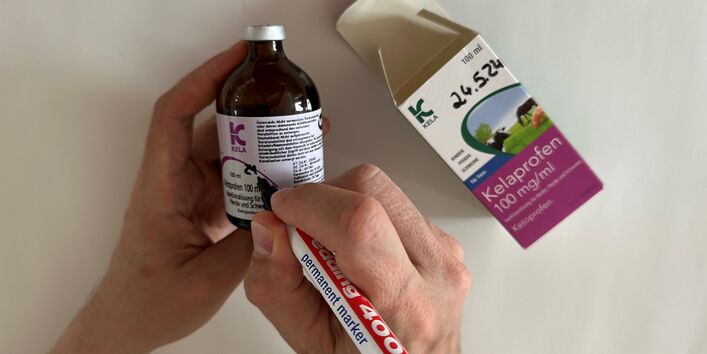 Durch das Beschriften von Karton und Flasche mit dem Anbruchdatum kann si-chergestellt werden, dass die Haltbarkeit von Tierarzneimitteln nach dem Öffnen ermittelt werden kann. 