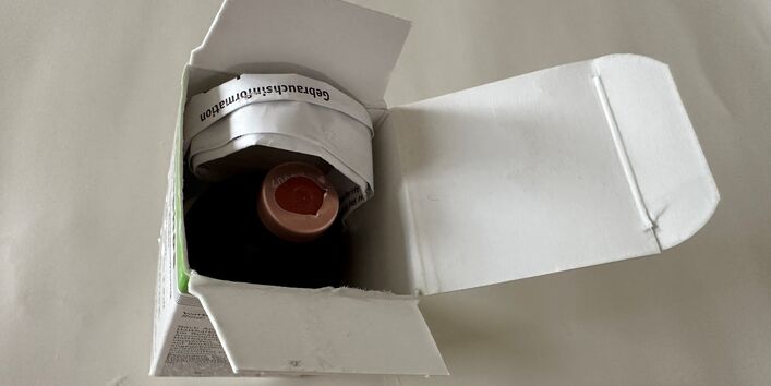 Informationen zum Produkt finden sich in der Packungsbeilage (Gebrauchsinformationen), sowie auf der Flasche und auf der Verpackung (Kennzeichnung). Zusätzliche haben Praxen in der Regeln online Zugang zu weiteren Informationen, den sogenannten Fachinformationen. 