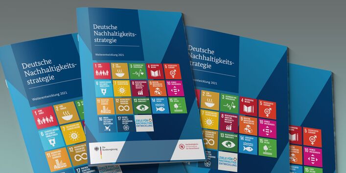 Das Bild zeigt einen Stapel Broschüren mit dem Titel "Deutsche Nachhaltigkeitsstrategie".