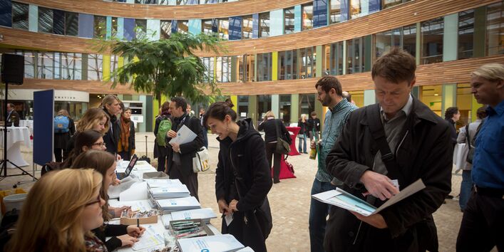 Teilnehmer stehen vor den Registriertischen