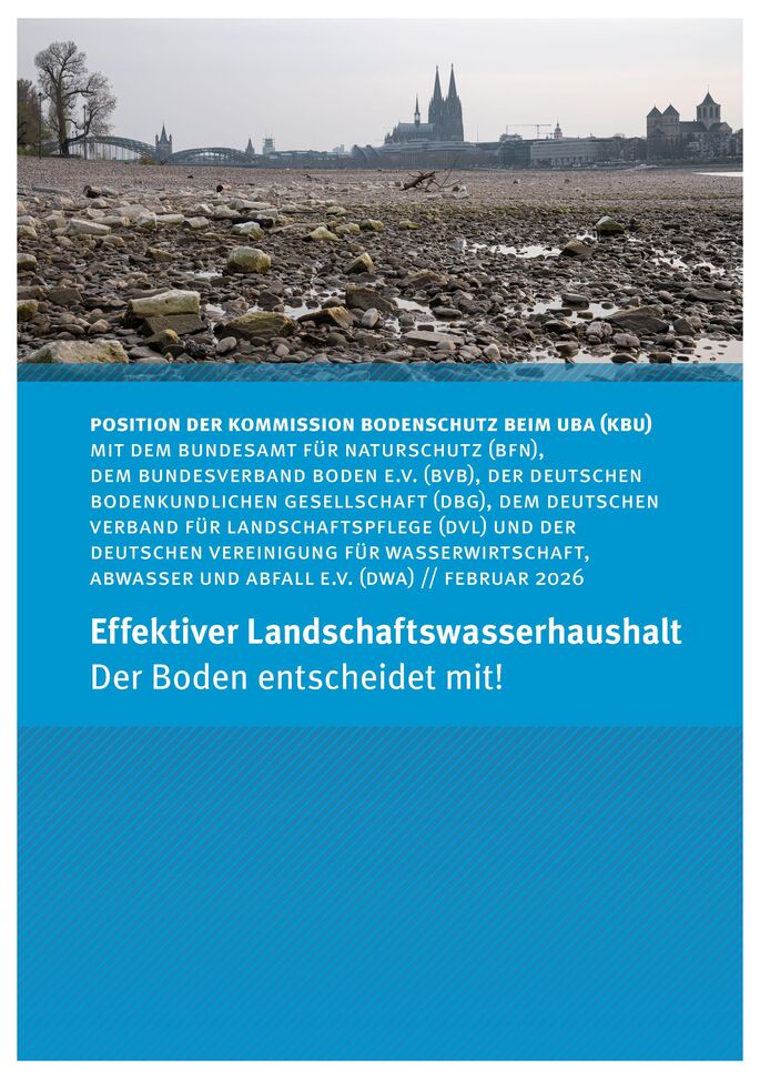 Steiniger Boden mit Wasserresten, dahinter eine Stadt