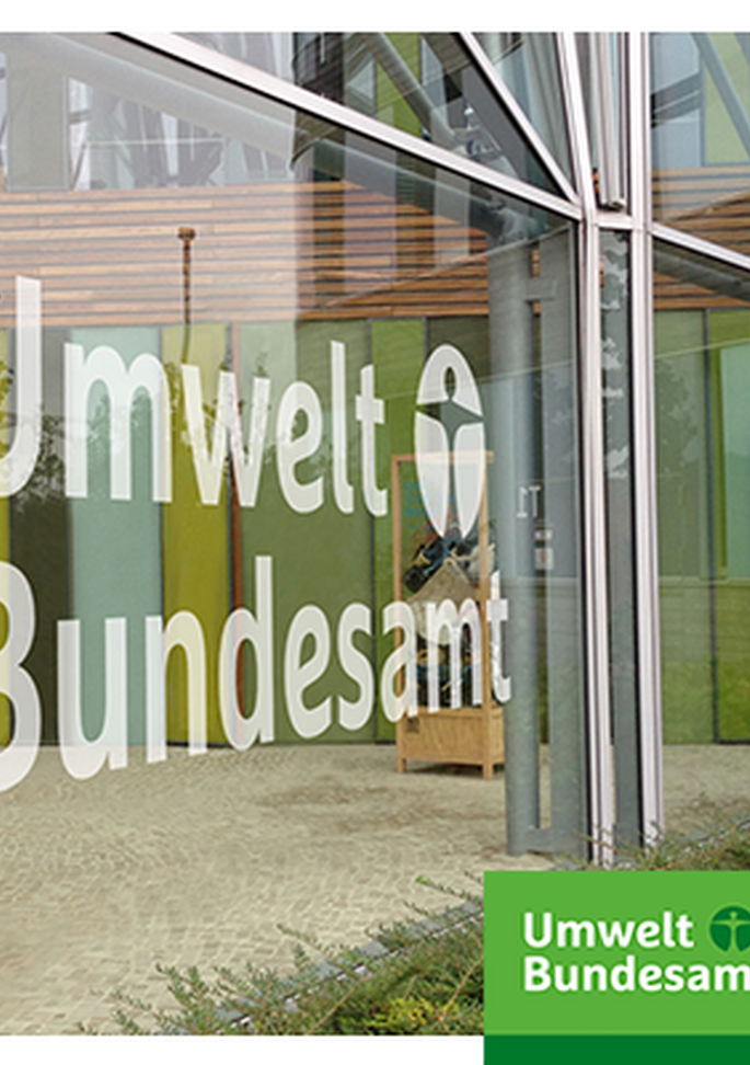 Schriftzug Umweltbundesamt auf Fensterscheibe des Umweltbundesamtes