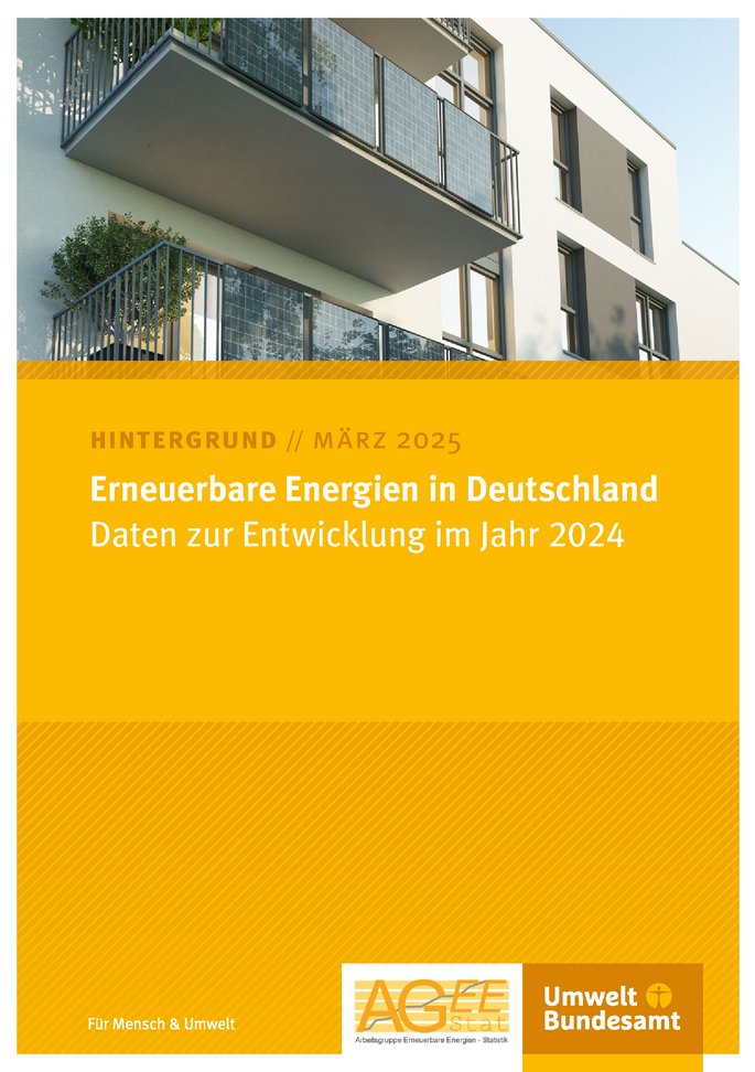 Außenansicht eines Wohnhauses mit Solarmodulen am Balkon