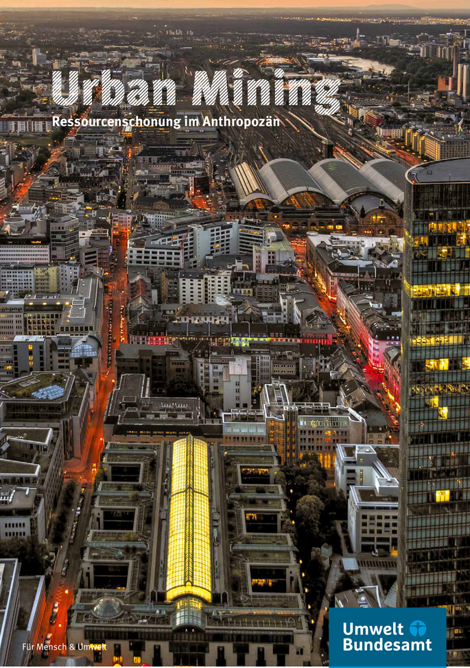 Blick auf eine Stadt von oben bei Nacht