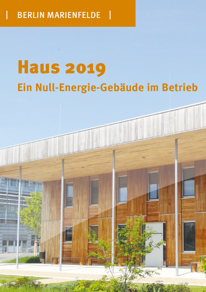 Ein Großes Holzhaus im Grünen