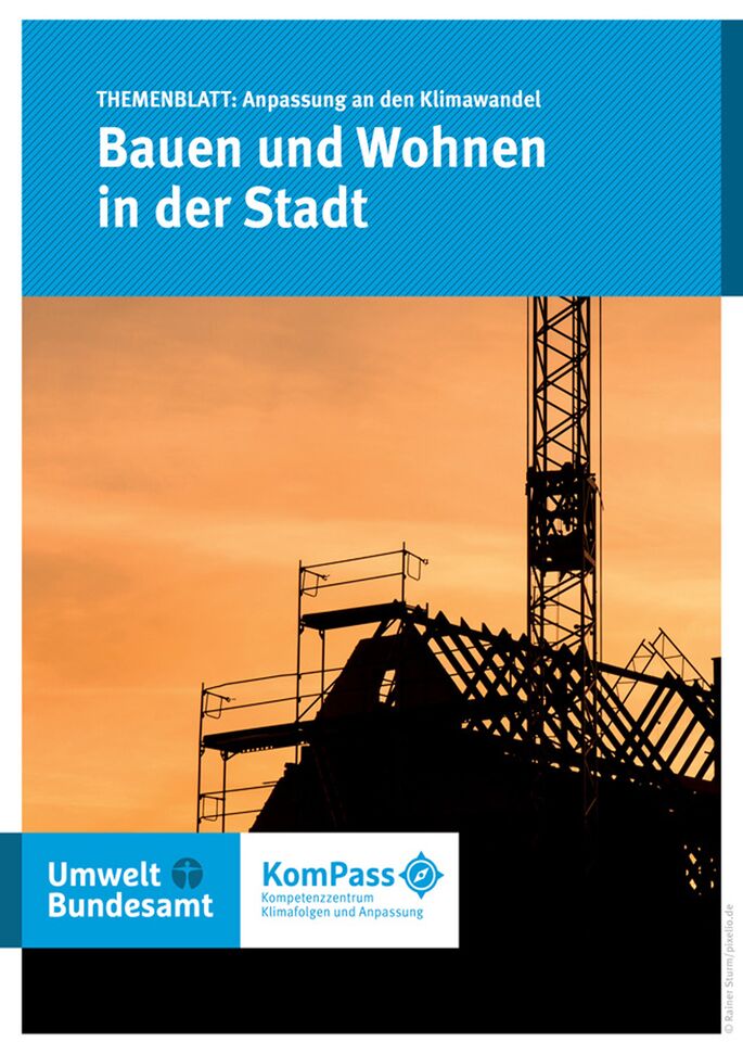 Cover des Themenblatts "Anpassung an den Klimawandel: Bauen und Wohnen" mit einem Foto von einem Haus im Bau