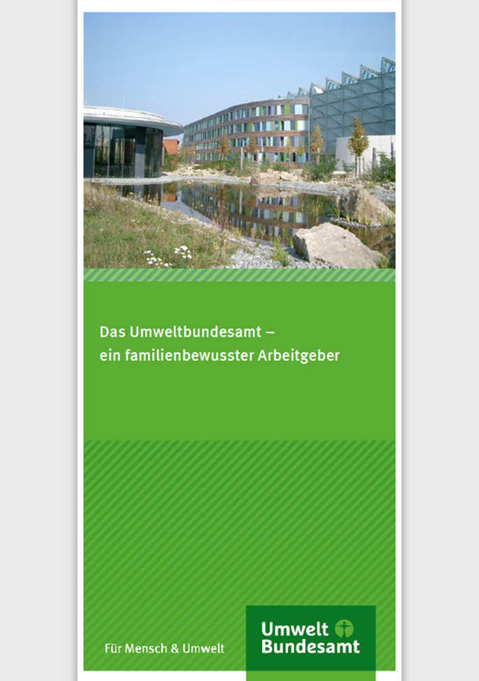 Cover des Faltblatts "Das Umweltbundesamt – ein familienbewusster Arbeitgeber" mit einem Foto des Dienstgebäudes in Dessau-Roßlau und dem Teich davor