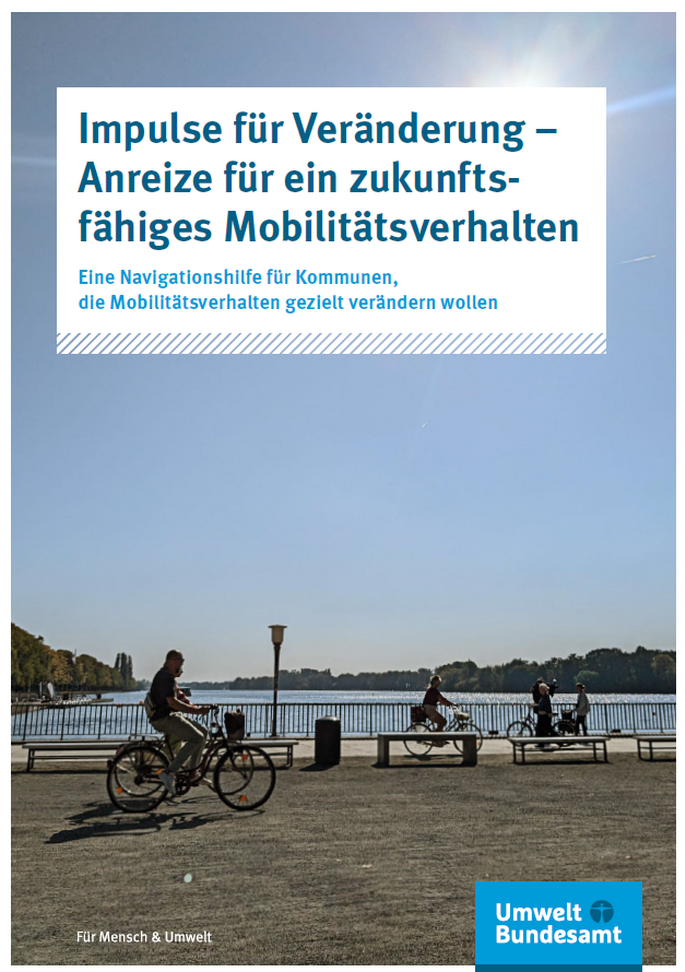 Titelseite der Broschüre "Impulse für Veränderung – Anreize für ein zukunftsfähiges Mobilitätsverhalten", Hintergrundfoto mit Radfahrern und Fußgängern