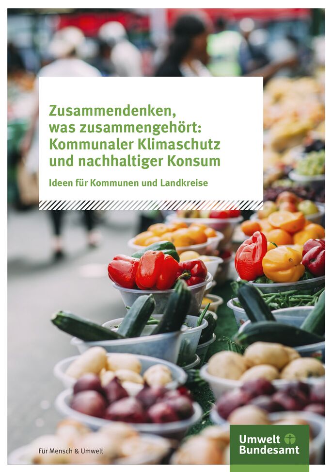 Menschen an einem Marktstand mit Gemüse