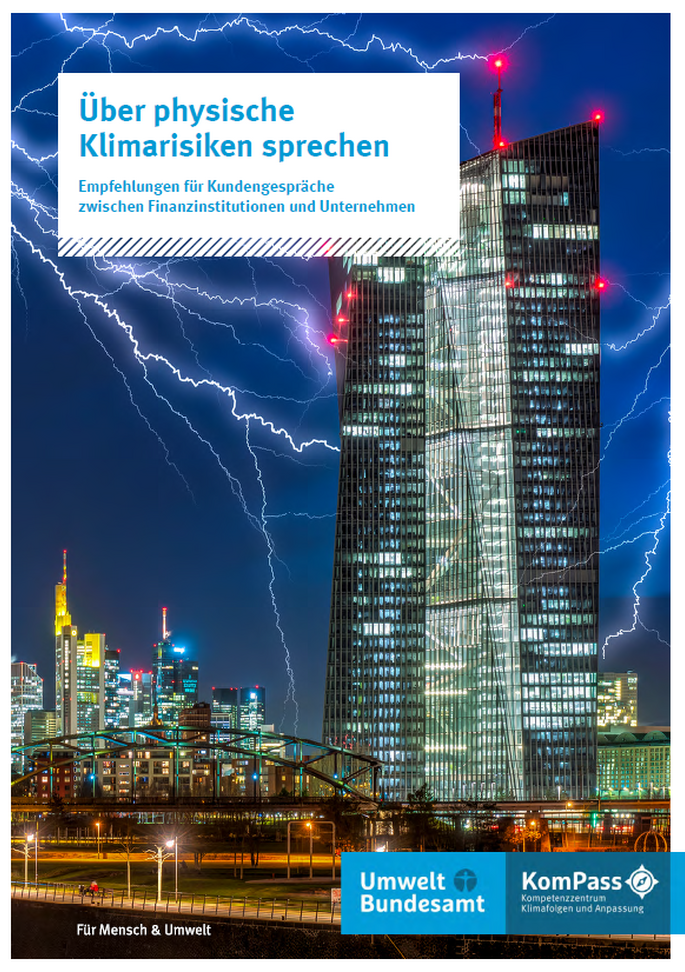 Titelseite der Broschüre "Über physische Klimarisiken sprechen: Empfehlungen für Kundengespräche zwischen Finanzinstitutionen und Unternehmen" des Umweltbundesamtes. Das Hintergrundbild zeigt ein hohes Geschäftshaus, um das Blitze zucken.