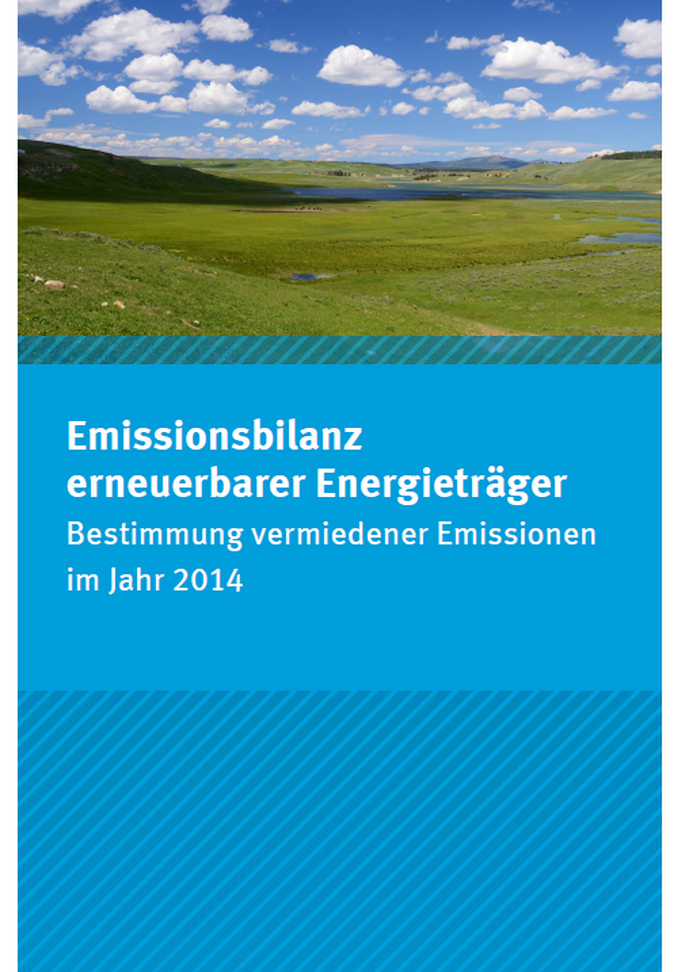 Cover des Faltblatts "Emissionsbilanz erneuerbarer Energieträger - Bestimmung vermiedener Emissionen im Jahr 2014" mit einem Foto einer hügeligen Wiesenlandschaft mit blauem Himmel und weißen Wolken. Unten das Logo des Umweltbundesamts.
