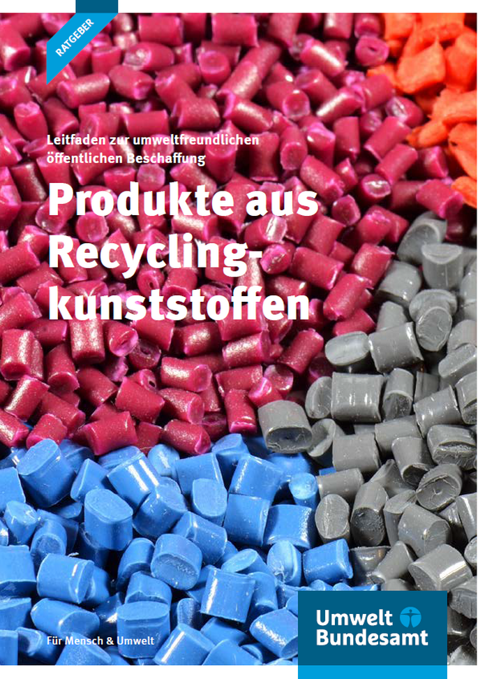 Titelseite der Ratgeber-Broschüre "Leitfaden zur umweltfreundlichen öffentlichen Beschaffung: Produkte aus Recyclingkunststoffen", das Hintergrundbild zeigt Kunststoff-Pellets