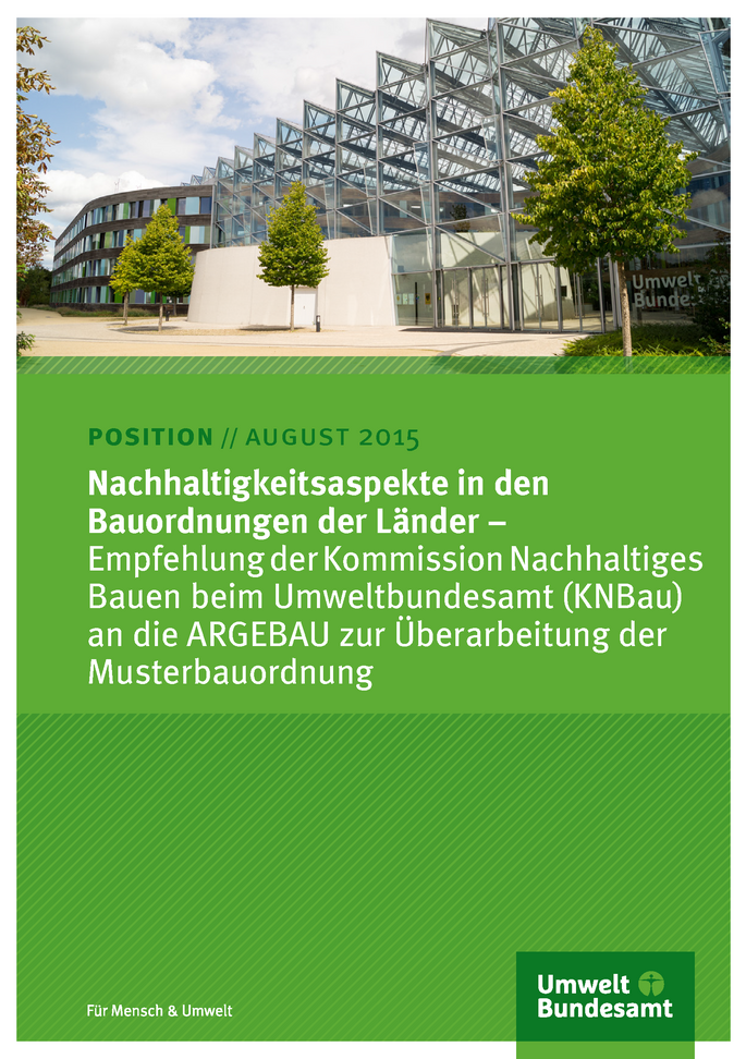 Cover des Positionspapiers "Nachhaltigkeitsaspekte in den Bauordnungen der Länder − Empfehlung der Kommission Nachhaltiges Bauen beim Umweltbundesamt (KNBau) an die ARGEBAU zur Überarbeitung der Musterbauordnung" mit einem Titelfoto des UBA-Gebäudes