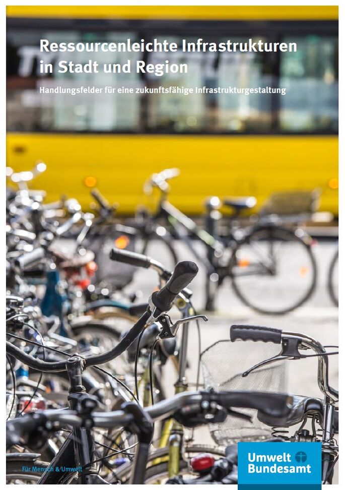 Fahrräder und ein Bus in einer Stadt.