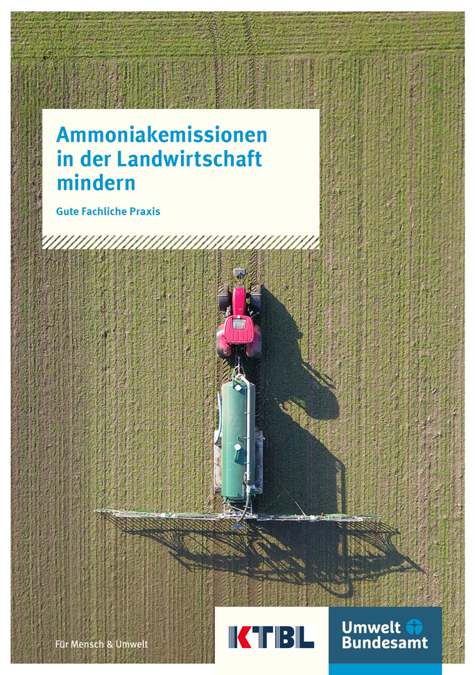 Traktor bei der Feldarbeit