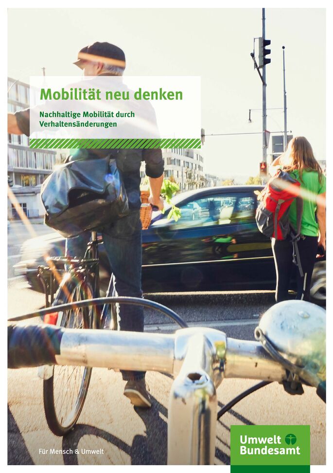 Fahrradfahrende im dichten Straßenverkehr