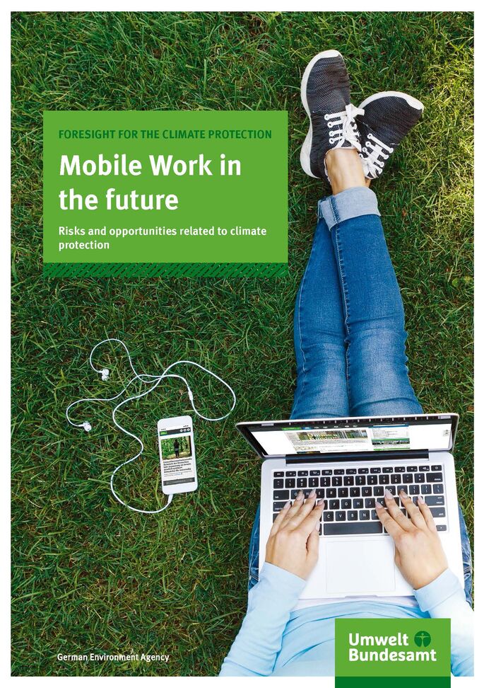 Mensch sitzt mit Notebook auf der Wiese