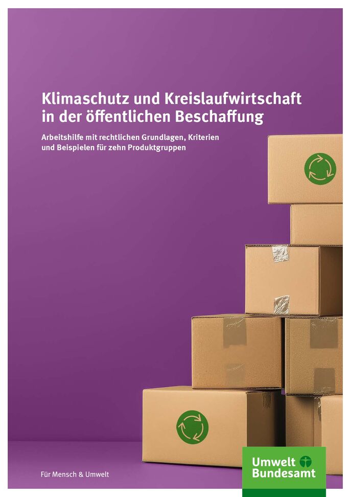 braune Pakete gestapelt vor einem lila Hintergrund