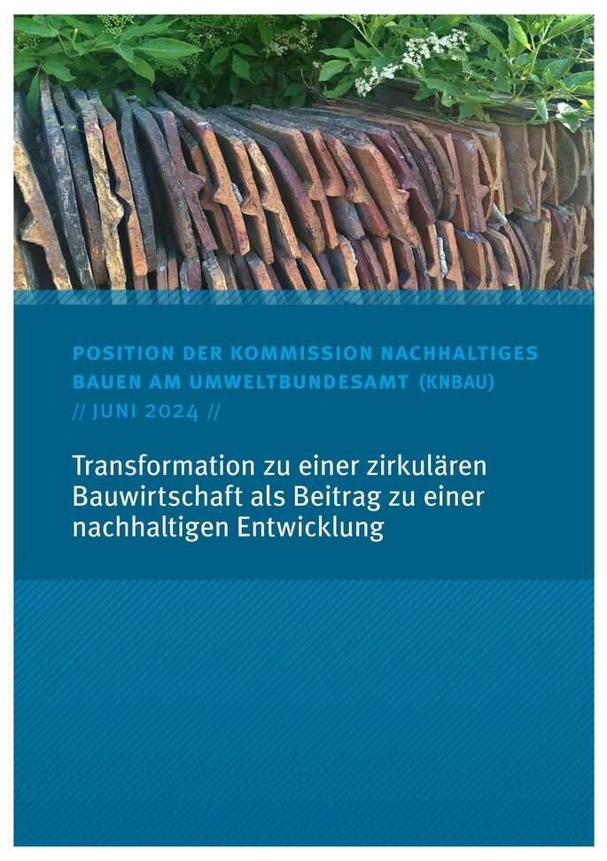 Baustoffe vor einer Hecke