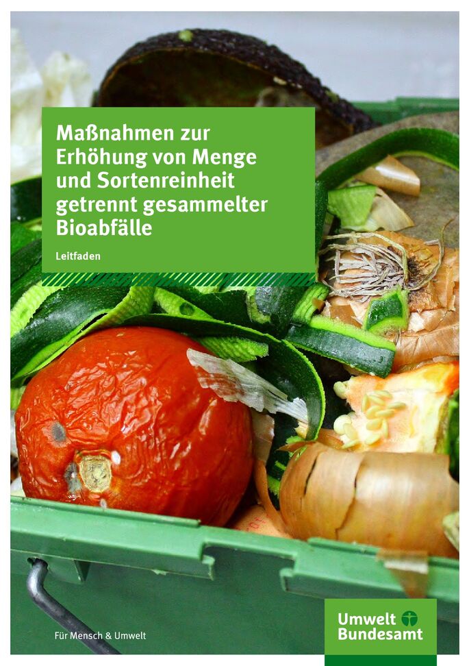 Obst und Gemüse in einer grünen Bioabfalltonne