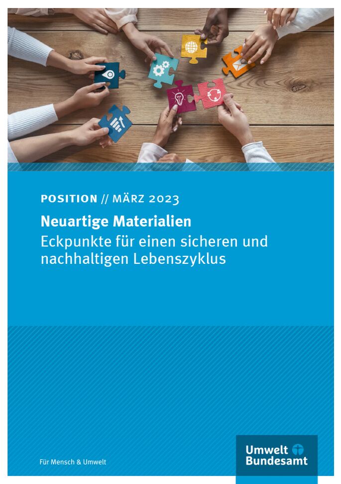 Mehrere Hände halten bunte Puzzelteile