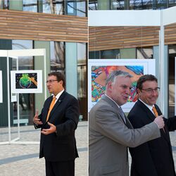 Bild links: Hoher Besuch. Achim Steiner besucht die Kinderbilder-Ausstellung im Foyer des UBA. Bild rechts: Die Kinderbilder im Blick: UBA-Präsident Jochen Flasbarth (links) und Achim Steiner.