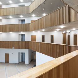 Das Bild zeigt den Erweiterungsbau von innen mit großem Lichthof und drei Etagen.