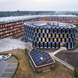 Das Bild zeigt den Erweiterungsbau von oben, direkt neben dem UBA-Hauptgebäude.