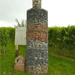 Foto der "Steinfalsche", die alle Hauptgesteinsarten des Geo-Naturparks vereinigt