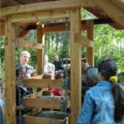 Foto des Schüttelturms, an dem sich die Korngrößen eines Bodens herausgesieben lassen