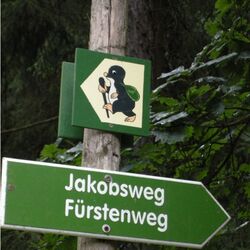 Foto eines Wegweisers, die den Lehrpfad ausschildern.