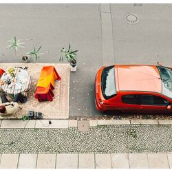 Hinter parkendem Fahrzeug wurde Wohnzimmer auf Parkplatz eingerichtet