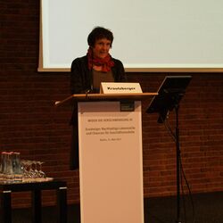 Frau Krautzberger hinter Rednerpult