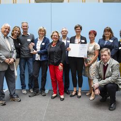 Svenja Schulze ehrt die Gewinner Kategorie 3: Initiativgruppe "Unternehmen engagiert für's Veedel"
