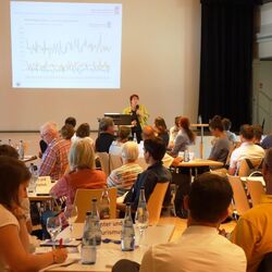 Gudrun Mühlbacher, Leiterin des Regionalen Klimabüros München, berichtet in ihrer Präsentation „Klimawandel in Bayern“ über die Niederschlagssummen in Kempten im letzten Jahrhundert