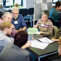 Am Thementisch Umwelt- und Naturschutz diskutieren die Teilnehmenden über bisherigen Klimaveränderungen und Anpassungsmaßnahmen in der Region Elbe-Elster