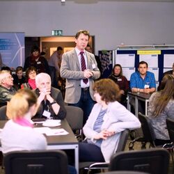 Zum Abschluss der Ideen- und Kooperationsbörse bedankt sich Andreas Claus, Bürgermeister der Stadt Uebigau-Wahrenbrück, bei den Gästen für die Teilnahme und beschreibt die kommenden Schritte nach der Veranstaltung