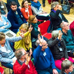 Nach der Präsentation zu den bisherigen und zukünftigen Klimaveränderungen im Stadtgebiet Frankfurt am Main gibt es mehrere Wortmeldungen im Publikum