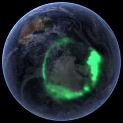 Während der Polarnacht zeigen sich über der Antarktis große Polarlichter (Aurora Australis).