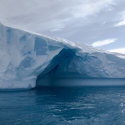 Eisberge in allen möglichen Formen und schillernden Blautönen treiben im Südpolarmeer um den Kontinent.