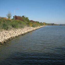 Auf dem Bild wird die Steinschüttung an einem Fluss der für die Schifffahrt genutzt wird (Donau) gezeigt