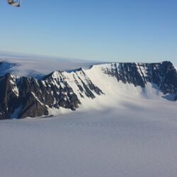 Die unendliche Weite der antarktischen Eiswüste wird nur durch einige Bergspitzen unterbrochen.