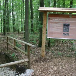 Pelosol mit einer Informationstafel