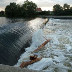 Auf dem Bild wird die Wehr in der Mulde bei Dessau dargestellt