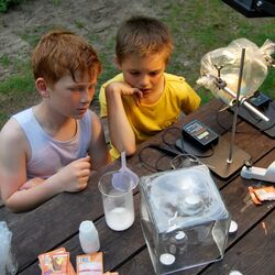 KITZ.do-Forscherstation zwei Jungen beim experimentieren