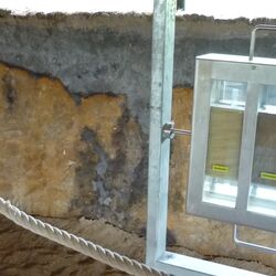 Wie schnell versickert Wasser in unterschiedlichen Böden? Fragestellungen zu Bodennutzung und Altlasten werden „zum Selbsterfahren“ präsentiert.