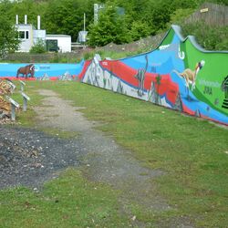 Über den Erlebnispfad geht es vorbei an geologische Wand, Landschaftstypen und Bodenpavillon.
