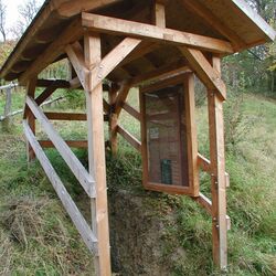Die überdachte Bodenstation an der Station Hallburg
