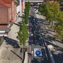Fahrradstraße mit Fahrradfahrer*innen aus der Vogelperspektive