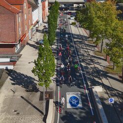 Fahrradstraße mit Fahrradfahrer*innen aus der Vogelperspektive